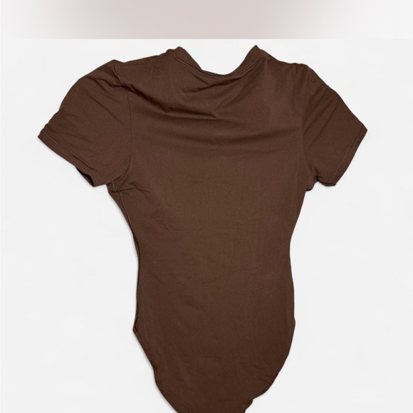 SKIMS fits everybody short sleeve Brown Bodysuit (cocoa) - Picture 2 of 3